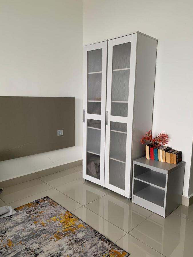 David Unicity, 3 Apartment *